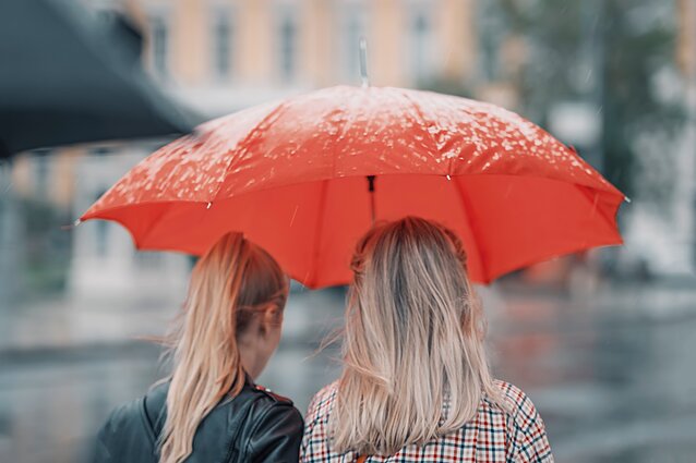 Dvi draugės po skėčiu Dvi draugės po skėčiu