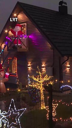 Senjorai kuria kalėdinę nuotaiką: sodybą išpuošė tūkstančiais lempučių