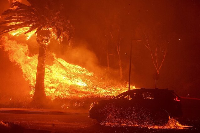 Pietų Kalifornijoje pagerėjus orams, ugniagesiai sėkmingai gesina gaisrus