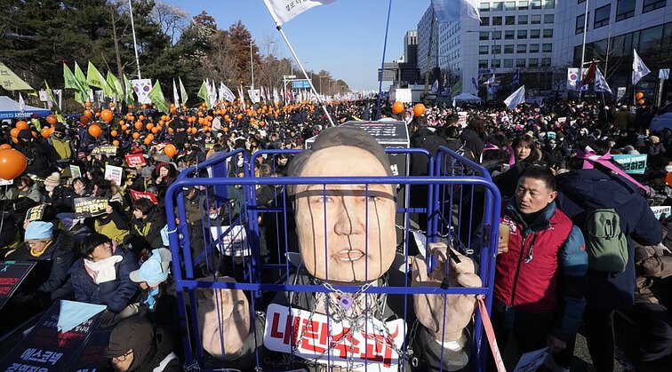 Protestai virto džiaugsmo demonstracijomis: Pietų Korėjos prezidentas nušalintas