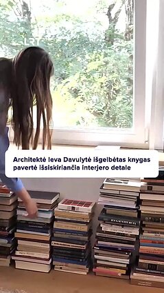 Kokią atmosferą interjere sukuria knygos ant grindų?