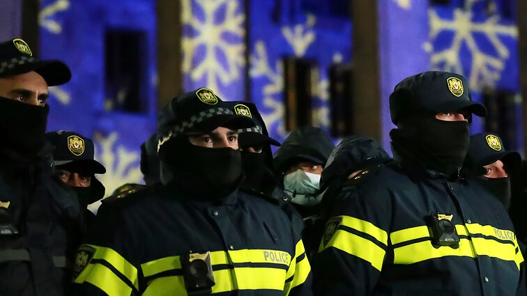 „Sulaikė bevedžiojant šunį“: Sakartvele tebevykstant protestams, policija pakeitė taktiką