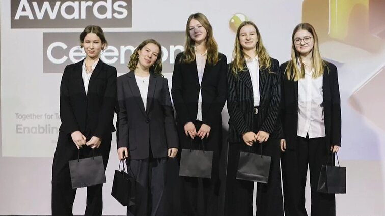 Tarptautiniame technologijų konkurse laimėjusios mokinės: konkurencija labai jautėsi