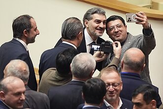 Micheilas Kavelašvilis pozuoja asmenukei Sakartvelo parlamento posėdyje Tbilisyje, 2024 m. gruodžio 14 d.