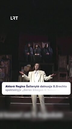 Regina Šaltenytė dainuoja spektaklyje „Geras žmogus iš Sezuano“