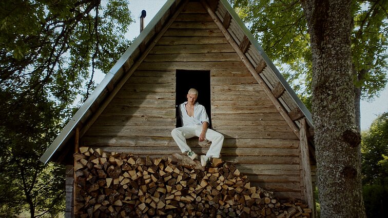 Norbertas apie kuriozinį klipo filmavimą: nudegiau antakius, bet kaimą užgesinti pavyko