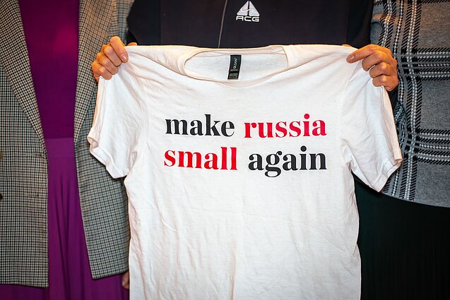 Kornelija Dūdaitė perdavė marškinėlius „Make russia small again“ (liet. „Padaryk rusiją vėl maža“) Lietuvos nacionaliniam muziejui Kornelija Dūdaitė perdavė marškinėlius „Make russia small again“ (liet. „Padaryk rusiją vėl maža“) Lietuvos nacionaliniam muziejui
