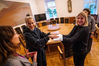 Kornelija Dūdaitė perdavė marškinėlius „Make russia small again“ (liet. „Padaryk rusiją vėl maža“) Lietuvos nacionaliniam muziejui Kornelija Dūdaitė perdavė marškinėlius „Make russia small again“ (liet. „Padaryk rusiją vėl maža“) Lietuvos nacionaliniam muziejui