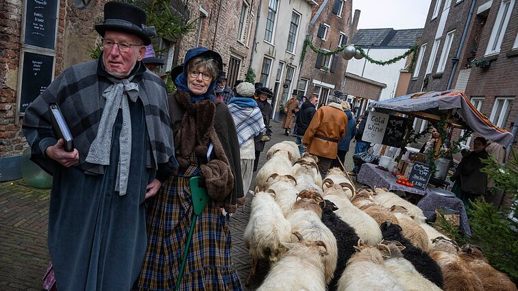 Giesmės, loterijos ir Dickenso kostiumai: Europoje įsivyravo kalėdinė dvasia