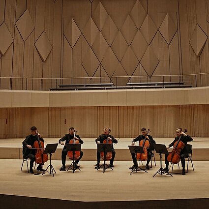 Penkmetį švenčiantis violončelininkų kvintetas „Cello Club“: mums smagu kartu leisti laiką