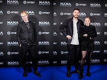 M.A.M.A. nominantų paskelbimo ceremonijos akimirka - prodiuseris Adas ir vedėjai Edgaras Kožuchovskis su Laura Ignatovičiūte