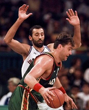 Arvydas Sabonis prieš Vlade Divacą Atlantos olimpinėse žaidynės 1996 m. Arvydas Sabonis prieš Vlade Divacą Atlantos olimpinėse žaidynės 1996 m.
