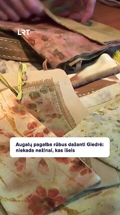 Giedrė rūbus dažo iš augalų išgaunamomis spalvomis
