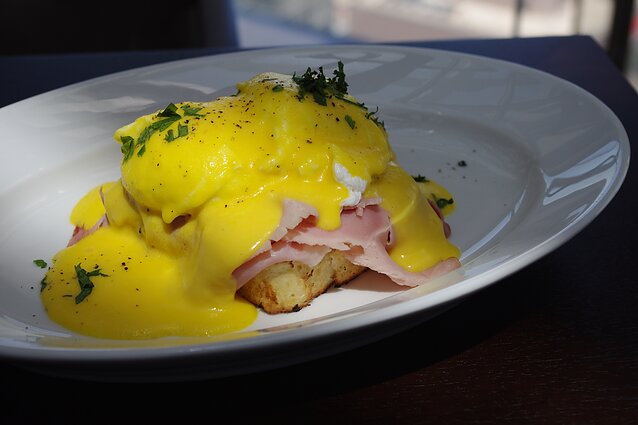 Vėlyviems pusryčiams – šefo pasiūlymas: „Eggs royale“ receptas su siurprizu