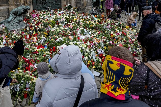 Žmonės Magdeburge pagerbia išpuolio Kalėdų mugėje aukas Žmonės Magdeburge pagerbia išpuolio Kalėdų mugėje aukas