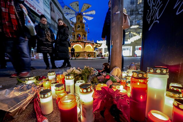 Žmonės Magdeburge pagerbia išpuolio Kalėdų mugėje aukas Žmonės Magdeburge pagerbia išpuolio Kalėdų mugėje aukas