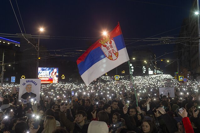 Serbijoje dešimtys tūkstančių žmonių protestuoja dėl mirtino incidento traukinių stotyje Serbijoje dešimtys tūkstančių žmonių protestuoja dėl mirtino incidento traukinių stotyje