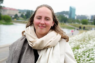 Elīza Paula Graudiņa prie Baltojo tilto Vilniuje. 