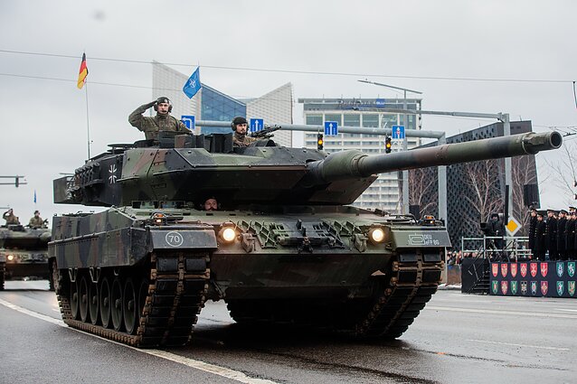 Iškilminga rikiuotė ir karinės technikos paradas Lietuvos kariuomenės 105-osioms metinėms. „Leopard“ tankas