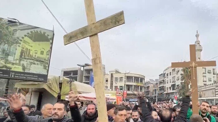 Sirijoje – protestai dėl liepsnojančios eglės: paviešintas padegimo vaizdo įrašas