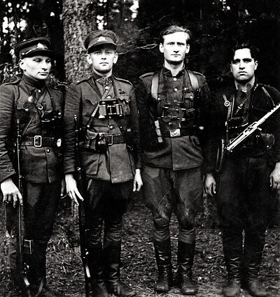 Giedrius Paulauskas atkūrė Adolfo Ramanausko-Vanago partizaninę uniformą