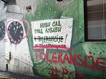 Graffiti: „Nowy Sad, miasto miłości i tolerancji” (tolerancja przekreślona)