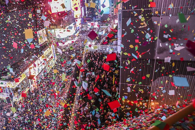 Naujuosius metus pasitiko Niujorkas: džiugino tradicinis konfeti lietus