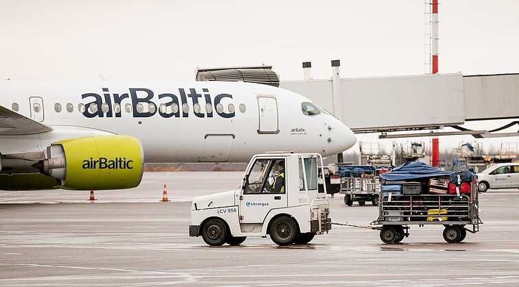 Įvertino „airBaltic“ atšaukiamų skrydžių situaciją: juos gali perimti kitos bendrovės