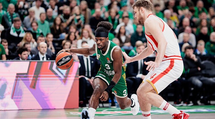 Tritaškiais prapliupęs „Žalgiris“ po pirmos pusės pirmauja prieš „Olympiakos“