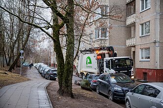 Šiukšliavežis vos pravažiuoja pro gyventojų automobilius