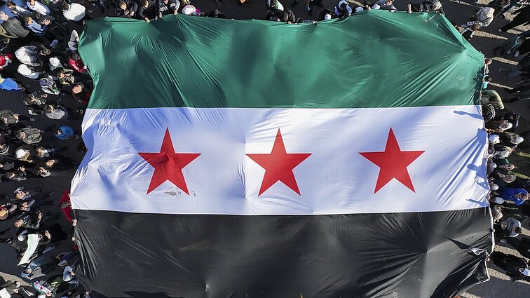 Kokiu keliu pasuks Sirija? Vakarai delsia naikinti sankcijas, bet laukimas – pavojingas