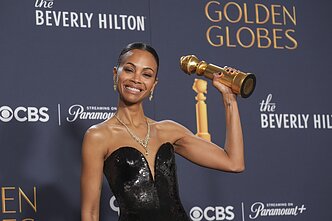 Zoe Saldana su apdovanojimu už geriausią antraplanį moters vaidmenį filme „Emilija Perez“