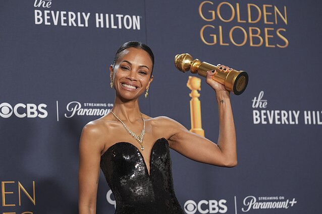 Zoe Saldana su apdovanojimu už geriausią antraplanį moters vaidmenį filme „Emilija Perez“