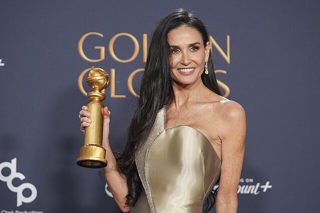 Demi Moore su apdovanojimu už geriausią moters vaidmenį muzikiniame arba komediniame filme „The Substance“. 