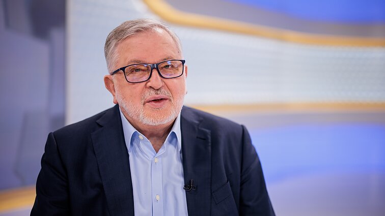 Dienos tema (su vertimu į gestų k.)
