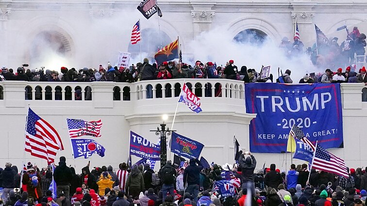 Kongresui patvirtinus Trumpo pergalę, nuteistieji už Kapitolijaus šturmą tikisi jo malonės