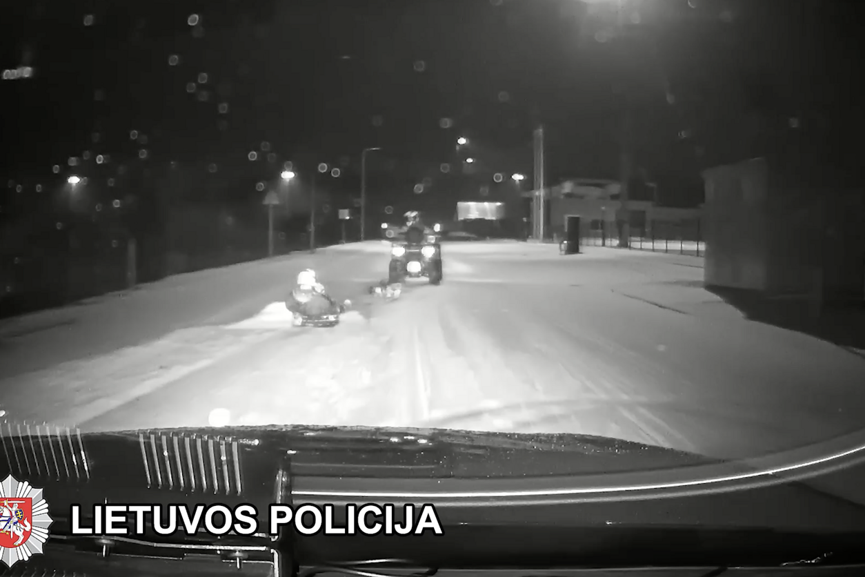 Policija vijosi keturratį, kuris ant padangos tempė jaunuolį