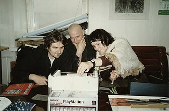 Oskaras Koršunovas, Sigitas Parulskis ir Jūratė Paulėkaitė aptaria spektaklio „Meistras ir Margarita“ scenografiją, 2000 m. Oskaras Koršunovas, Sigitas Parulskis ir Jūratė Paulėkaitė aptaria spektaklio „Meistras ir Margarita“ scenografiją, 2000 m.