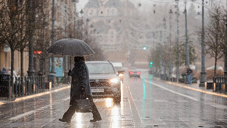 Mišrūs krituliai tęsis: dienas lydės lietus, šlapdriba ir sniegas