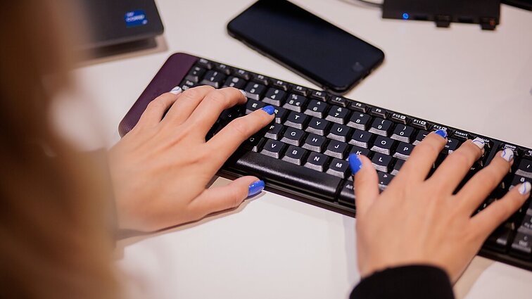 „Botų fermos“ ir dezinformacija: kaip neužkibti ant melo kabliuko?