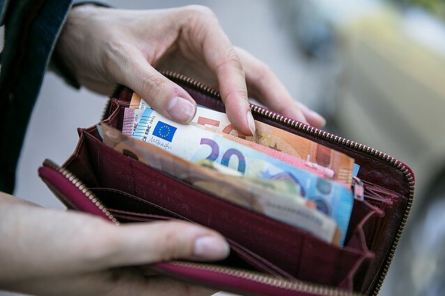 Ekonomistas apie smunkančio euro vertės pasekmes: dar labiau brangs degalai ir energija