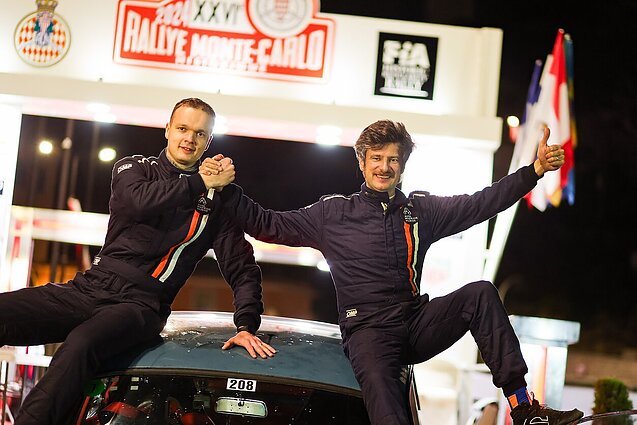 Lietuvių išradingumas neturi ribų: kaip K. Raišys ir I. Daunoravičius remontavo automobilį