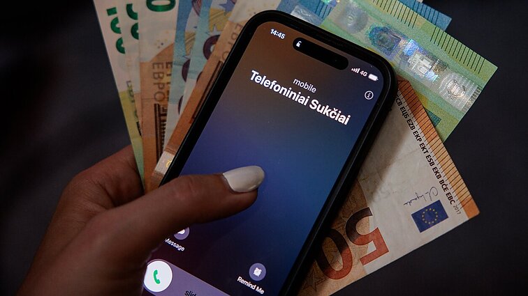 Populiarėja naujos sukčiavimo schemos: DI pagalba pokalbiuose telefonu klastojami balsai