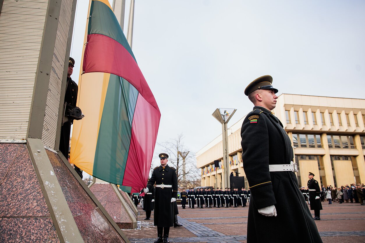 Nepriklausomybės aikštėje surengta vėliavų pakėlimo ceremonija Nepriklausomybės aikštėje surengta vėliavų pakėlimo ceremonija