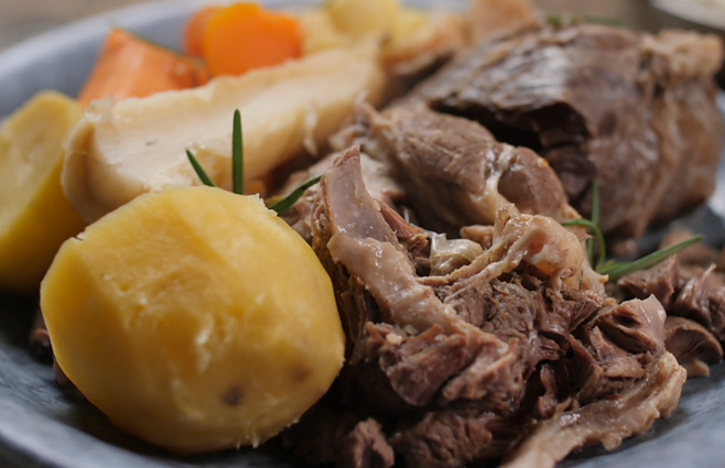 Klasikinis jautienos ir daržovių troškinys „Pot Au Feu“