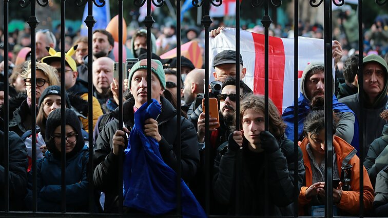 Pasipriešinimas tęsiasi: reikalaudami naujų rinkimų, kartvelai rengia nacionalinį streiką