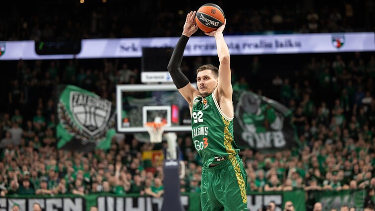 Pirmoje pusėje „Žalgiris“ startavo puikiai, bet „Virtus“ kauniečių toli į priekį nepaleido
