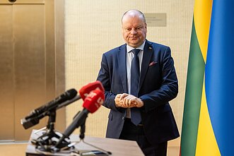 Saulius Skvernelis susitiko su ORLEN grupės prezidentu Ireneušu Fonfara