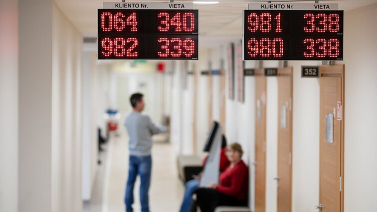Kaip lėtinės ligos simptomas: pas gydytojus eilėse tenka laukti ir 4 mėnesius