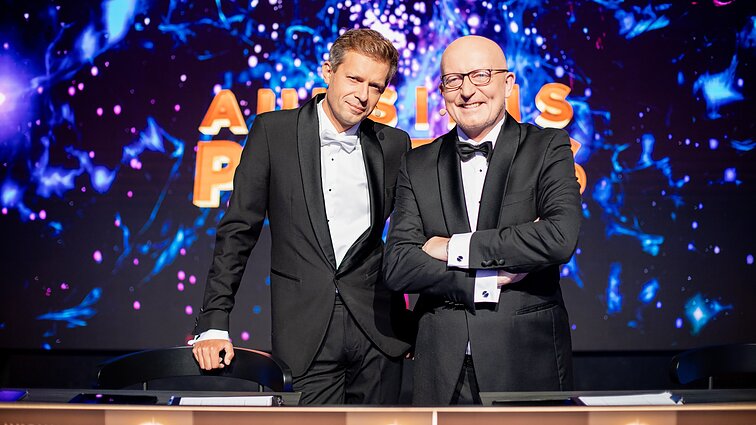 Kurio šiltųjų kraštų paukščio pavadinime yra žiemai būdingas meteorologinis reiškinys?